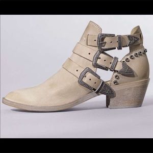 Dolce Vita | Spur Multiple Buckle Ankle Boot